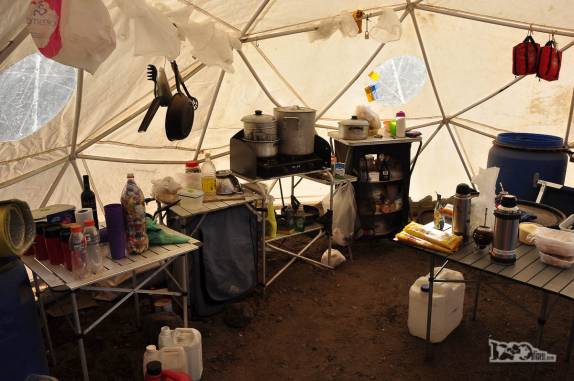 Interior da nossa tenda cozinha (e refeitório), no campo base para subir o vilcão Lanín, na região de Junín de Los Andes, na Argentina